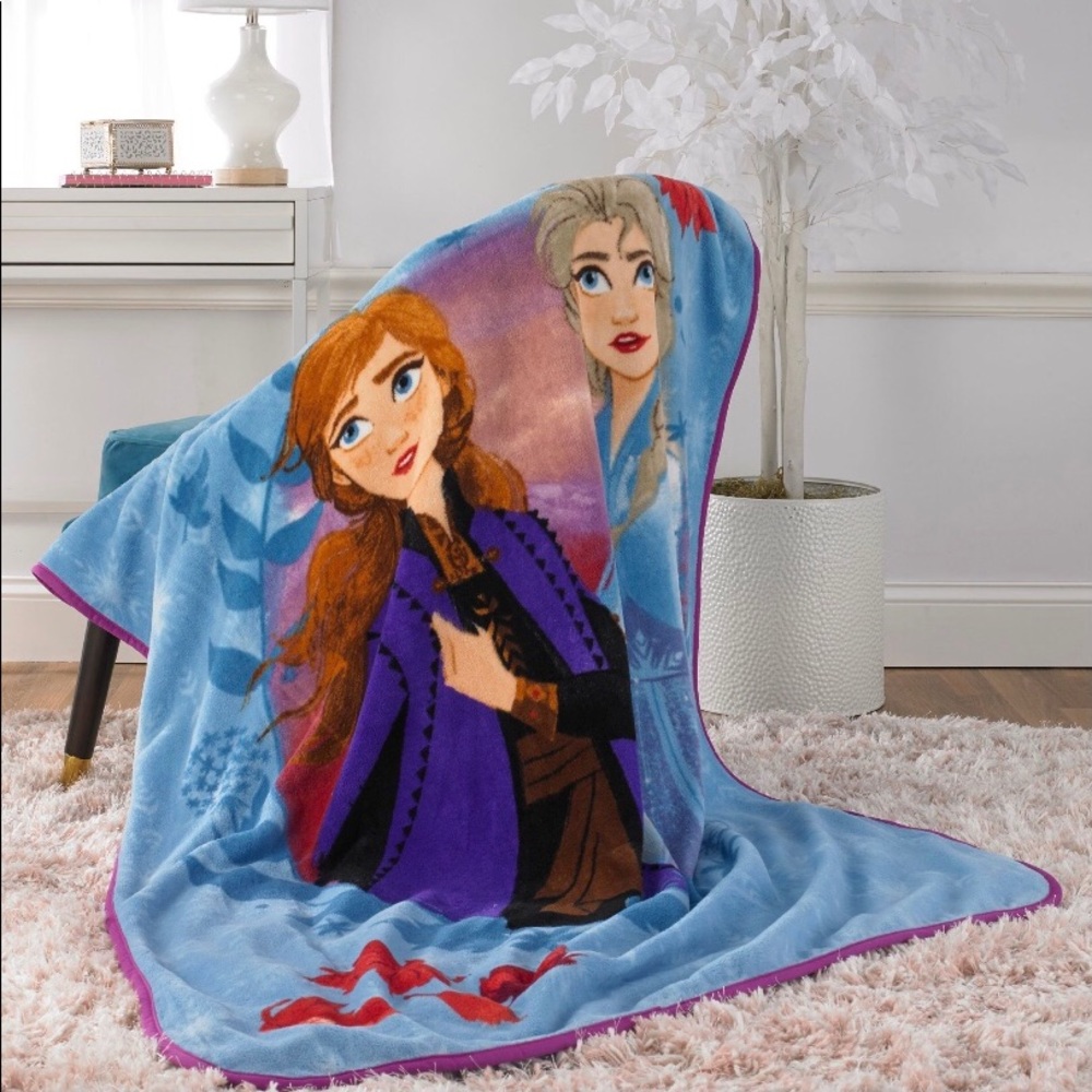 Disney’s Frozen 2 “Elsa & Anna” Throw Blanket - Picture 2 of 4